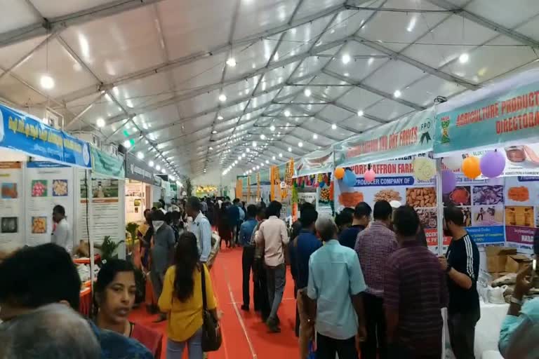 Vaiga mela in Thiruvananthapuram  അരി മുതല്‍ കുങ്കുമപ്പൂ തൈലം വരെ  രുചി വൈവിധ്യങ്ങളുമായി വൈഗ മേള  വൈഗ മേള  വൈഗ മേളയില്‍ വൈവിധ്യങ്ങളുടെ രുചിക്കൂട്ടുകള്‍  എത്‌നിക് ചായ  കുങ്കുമ പൂവ്  ആന്ധ്രപ്രദേശ്  അസം  ചീവിക്ക പൊടി  കുന്തിരിക്കം  തിരുവനന്തപുരം വാര്‍ത്തകള്‍  തിരുവനന്തപുരം ജില്ല വാര്‍ത്തകള്‍  kerala news updates  latest news in kerala  kerala news live  വിസ്‌മയ കാഴ്‌ചയൊരുക്കി വൈഗ