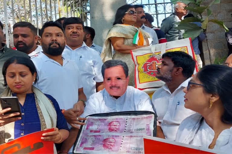 Congress chokes Bengaluru with protest seeking arrest of tainted BJP MLA whose son was arrested after being caught red-handed accepting a bribe of Rs. 40 lakhs. Over 6 crores of unaccounted cash was recovered by Lokayukta sleuths from the arrested.