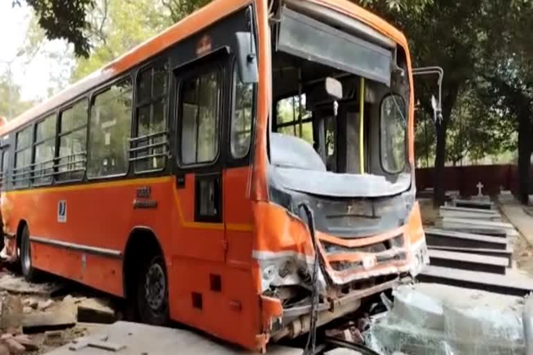 Delhi DTC cluster bus accident