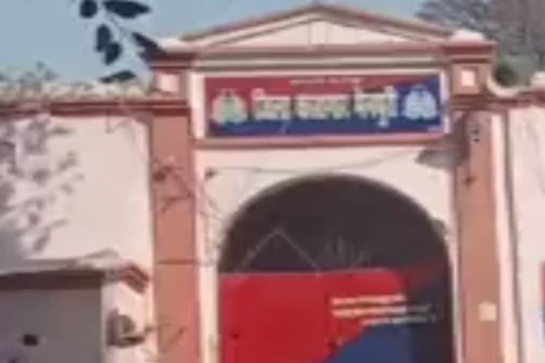 मैनपुरी में जेल में एक बंदी ने तेजाब पी लिया