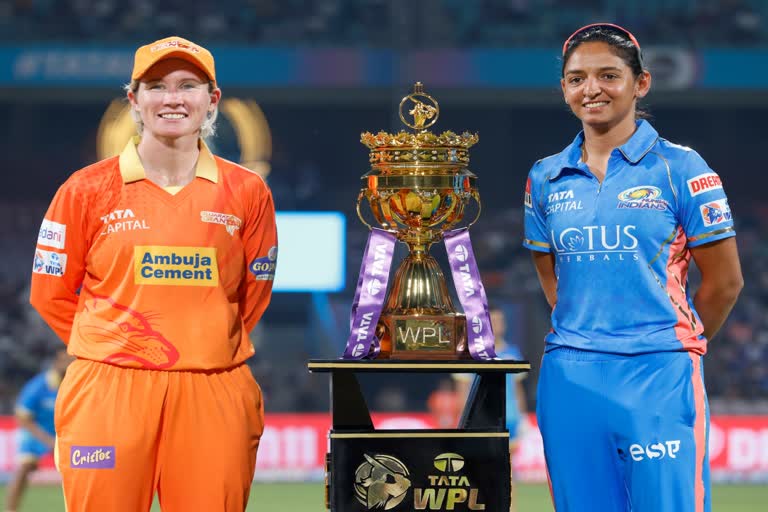 WPL  Womens Premier League  Gujarat Giants  Mumbai Indians  വനിത പ്രീമിയർ ലീഗ്‌  മുംബൈ ഇന്ത്യൻസ്  ഗുജറാത്ത് ജയന്‍റ്സ്  വനിത പ്രീമിയർ ലീഗിന് തുടക്കം  Womens Premier League begins  കൃതി സനോണ്‍  കിയാര അദ്വാനി  സ്‌മൃതി മന്ദാന  Smriti Mandana  വനിത പ്രീമിയർ ലീഗിന് ആവേശോജ്വലമായ തുടക്കം