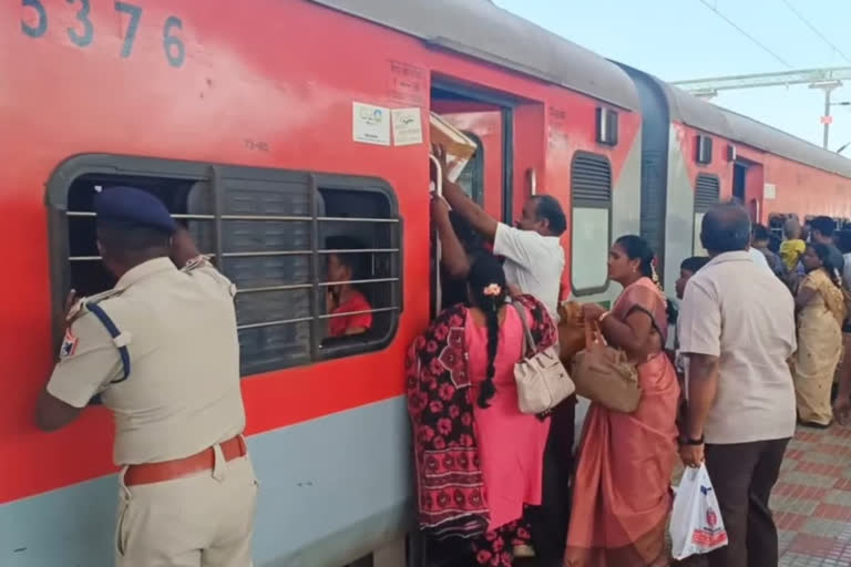 travelling in train without proper ticket  North Indian workers dropped off train  North Indian workers  റിസര്‍വേഷന്‍ കമ്പാര്‍ട്ട്‌മെന്‍റില്‍ യാത്ര  തൊഴിലാളികളെ ട്രെയിനില്‍ നിന്ന് ഇറക്കി വിട്ടു  അതിഥി തൊഴിലാളികള്‍  രബ്‌തിസാഗര്‍ എക്‌സ്‌പ്രസ്  സേലം റെയിവേ സ്റ്റേഷന്‍  റെയില്‍വെ ഉദ്യോഗസ്ഥര്‍  റിസര്‍വേഷന്‍ ടിക്കറ്റ്  ട്രെയിന്‍ ടിക്കറ്റ്