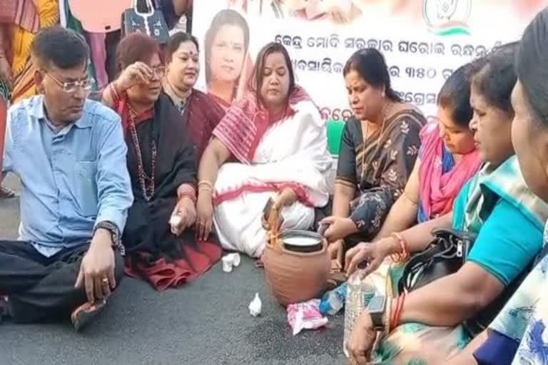 mahila congress protest against gas price hike