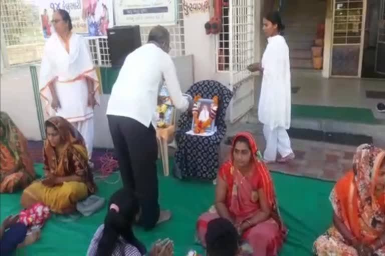 Etv BharatAsaram Viral Video: સ્કૂલમાં આસારામની આરતી મામલે દોષિત શિક્ષકોની કચ્છના છેવાડે બદલી