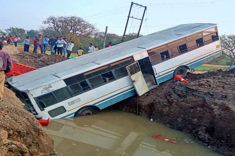 bus accident : લુણાવાડા પાસે રાત્રે કેનાલમાં બસ ખાબકી, બસ ચાલકને થઈ ઇજા