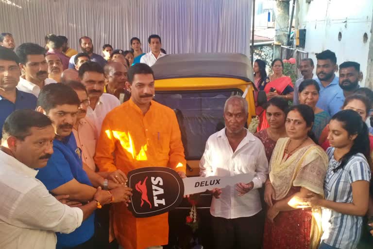 mangaluru-bomb-blast-case-rickshaw-rs-5-lakh-for-victim-rickshaw-driver-hand-over