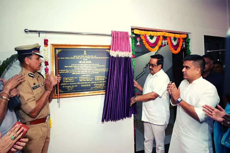 inauguration-of-flats-built-for-police-families-in-surat