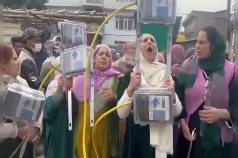 سرینگر میں اسماٹ میٹر نصب کرنے کے خلاف خواتین کا احتجاج