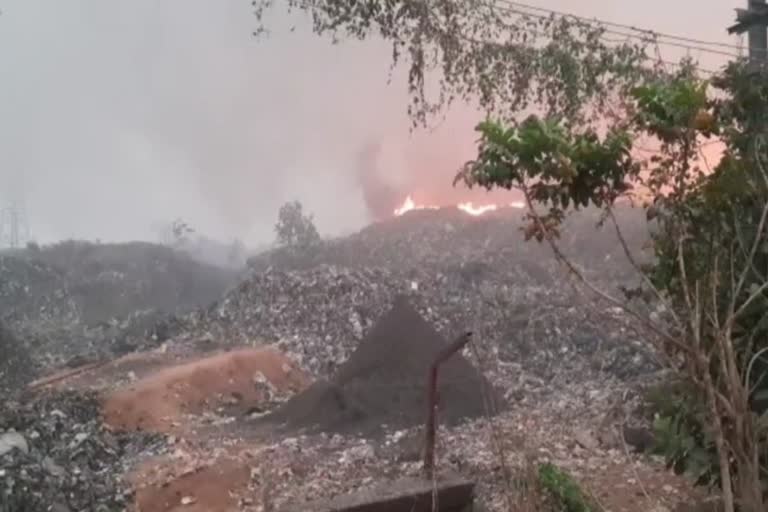 Fire at Brahmapuram waste treatment plant  Brahmapuram  Brahmapuram fire  ബ്രഹ്‌മപുരം  കൊച്ചി  മാലിന്യ സംസ്‌കരണ പ്ലാൻ്റില്‍ ഉണ്ടായ തീപിടിത്ത  ണ്ടാം ദിവസവും എഴാം ക്ലാസ് വരെ സ്‌കൂളുകൾക്ക് അവധി  brahmapuranm fire latest update  kerala fire  waste treatment plant kerala fire  ernakulam fire  kochi fire  ernakulam fire