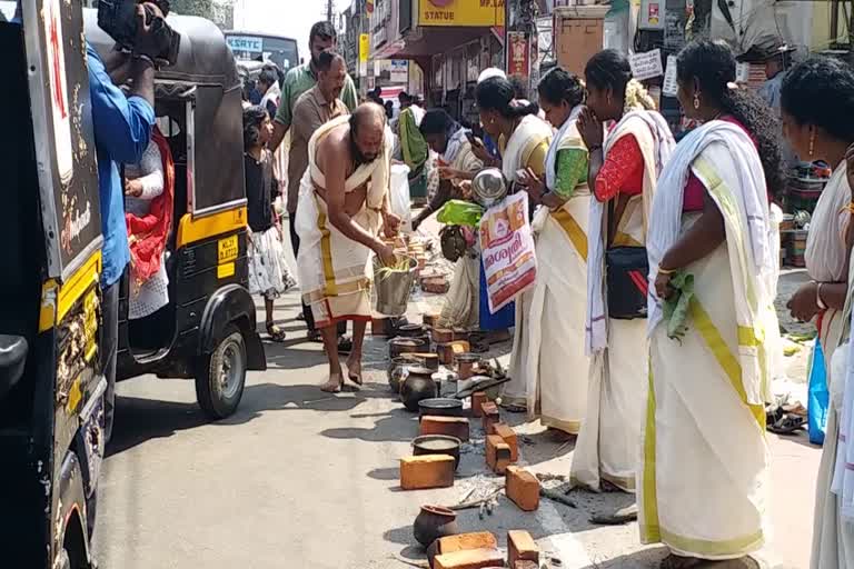 attukal pongala  pongala 2023  pongala latest updations  attukal pongala comes to the end  thousand of devotees were present pongala  latest news today  latest news in trivandrum  ഭക്തിസാന്ദ്രമായി അനന്തപുരി  ആത്മസായൂജ്യത്തോടെ ഭക്തര്‍  പൊങ്കാല  പൊങ്കാല മഹോത്സവം  ആറ്റുകാൽ പൊങ്കാല  പാണ്ഡ്യരാജാവിനെ വധിച്ച ദേവി  പണ്ടാര അടുപ്പിലെ പൊങ്കാല  ആനി  ചിപ്പി  സീമാ  തിരുവനന്തപുരം ഏറ്റവും പുതിയ വാര്‍ത്ത  ഇന്നത്തെ പ്രധാന വാര്‍ത്ത  ആറ്റുകാല്‍ പൊങ്കാല അവസാനിച്ചു