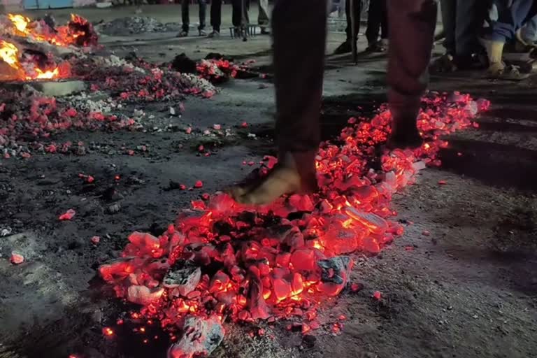 Fire Walk in Holi 2023 : કોડીનારના દેદાની દેવડી ગામમાં અંગારા હોળીનું મહાત્મ્ય