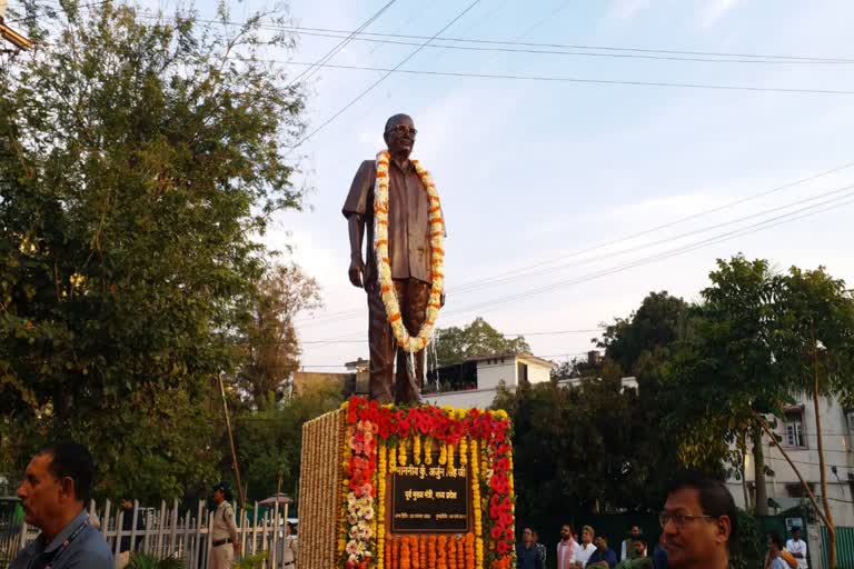 statue of former cm Arjun Singh