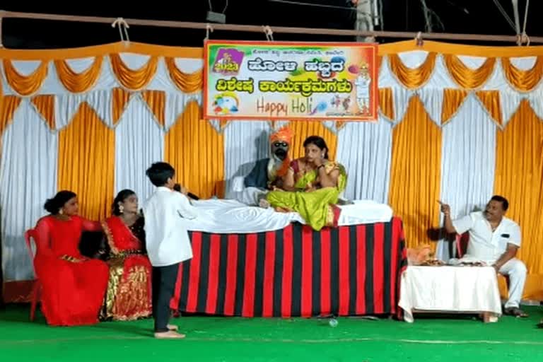 holi-celebration-at-haveri-unique-live-kamarathi-laughing-competition