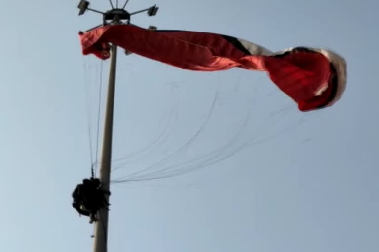 Two paragliders stuck in electric pole