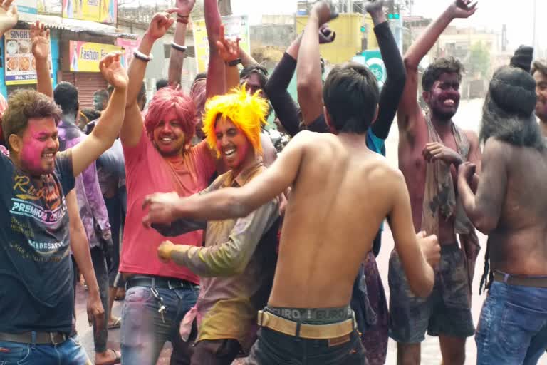 http://10.10.50.75//jharkhand/08-March-2023/jh-ran-03-holi-ki-masti-7209874_08032023141040_0803f_1678264840_504.jpg