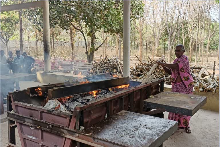 KARNATAKA WOMAN CREMATED MORE THAN FIVE THOUSAND DEADBODIES