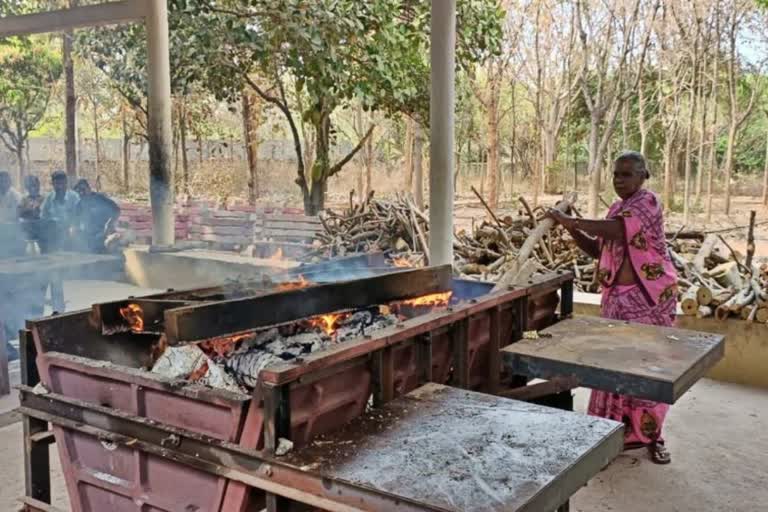 60 year old Lakshmamma has done last rites of five thousand dead bodies