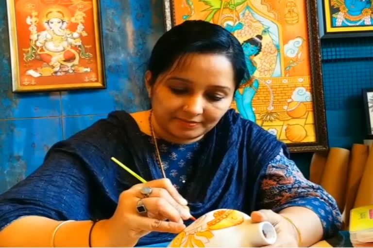 Muslim woman made pictures of Hindu deities