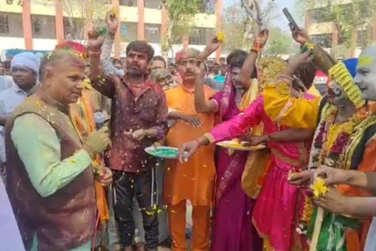 कारागार मंत्री धर्मवीर प्रजापति ने कैदियों संग खेली होली