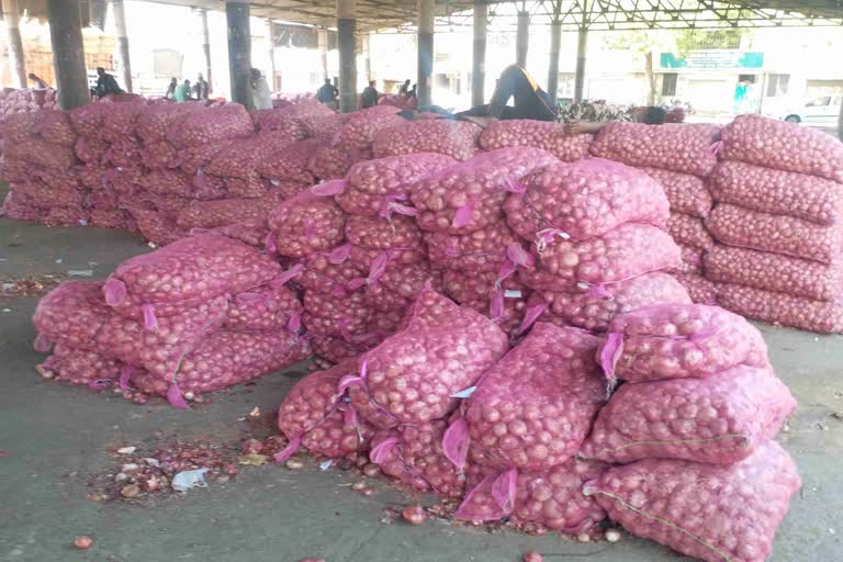 Onion purchase by NAFED : રાજકોટ યાર્ડમાં નાફેડ દ્વારા ડુંગળીની ખરીદી શરૂ, ખેડૂતોનો મત શું છે જૂઓ