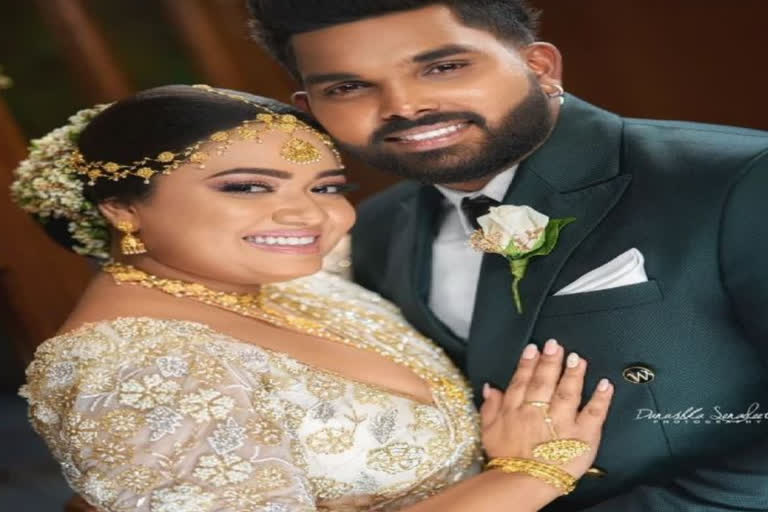 Sri Lankan cricketer or RCB player Wanindu Hasaranga Marriage with Vindya photo