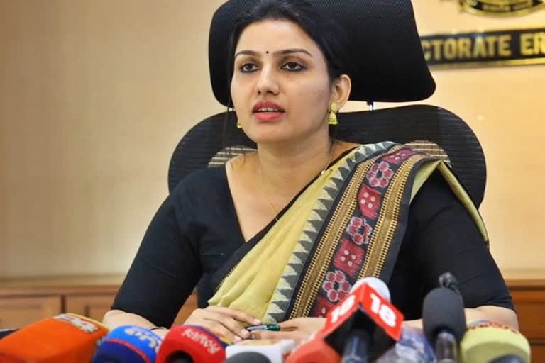 Who is Renu Raj  the controversial bureaucrat  District Collector of Ernakulam  transferred to Wayanad as a District Collector  fire at a waste management plant in Brahmapuram  Kerala High Court  renu raj  brahmapuram fire incident  ernakulam district collector  latest news today  സ്ഥലം മാറ്റം  രേണു രാജ്  രേണു രാജിന്‍റെ സ്ഥലം മാറ്റം  ബ്രഹ്മപുരം മാലിന്യ പ്ലാന്‍റിലെ തീപിടിത്തം  ഹൈക്കോടതി  വിവാദമായ സ്‌റ്റോപ്പ് മെമോ  എന്‍ എസ്‌ കെ ഉമേഷ്  ഏറ്റവും പുതിയ വാര്‍ത്ത  ഇന്നത്തെ പ്രധാന വാര്‍ത്ത