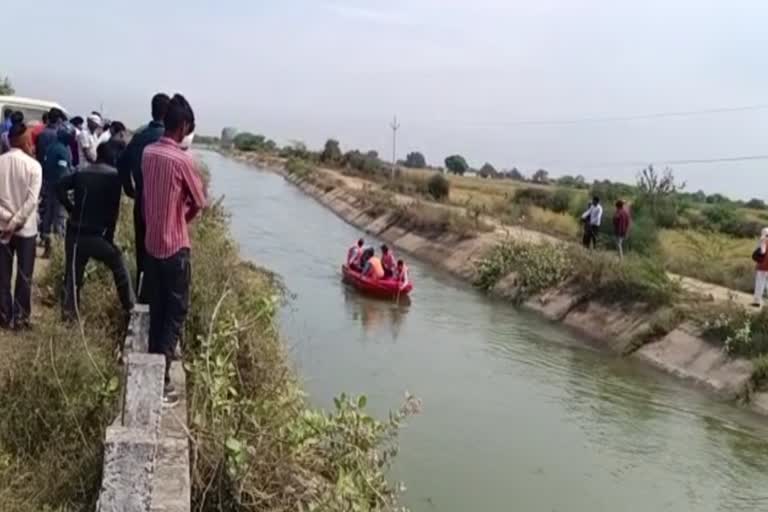 bike slipped in canal of gwalior