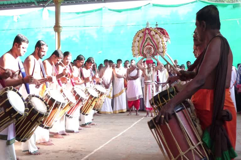 Jabri Mahotsavam and its customs and Mysteries  Jabri Mahotsavam  customs and Mysteries  Jabri Mahotsavam celebrating once in 12 years  Mahotsavam celebrating once in 12 years  വ്യത്യസ്‌തമായ ആചാരങ്ങളും അടിമുടി നിഗൂഢതകളും  വ്യാഴവട്ടത്തിലൊരിക്കല്‍ നടക്കുന്ന ജാബ്രി മഹോത്സവം  ജാബ്രി മഹോത്സവം  കാടും മേടും താണ്ടി  ക്ഷേത്രത്തിനടുത്ത് ആചാരമിരിക്കുക  2 വർഷത്തിലൊരിക്കൽ നടക്കുന്ന  കാസർകോട്  ശിവ ക്ഷേത്രം  ക്ഷേത്രം