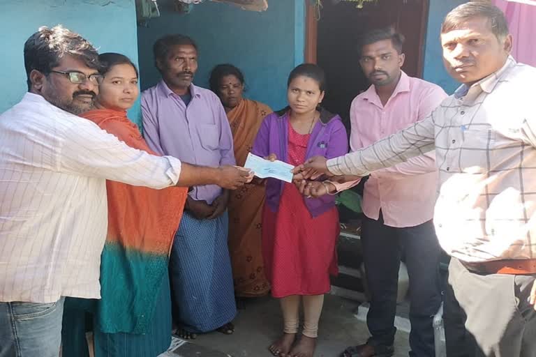 Tahasheeldar distributed 1 lakh rs check