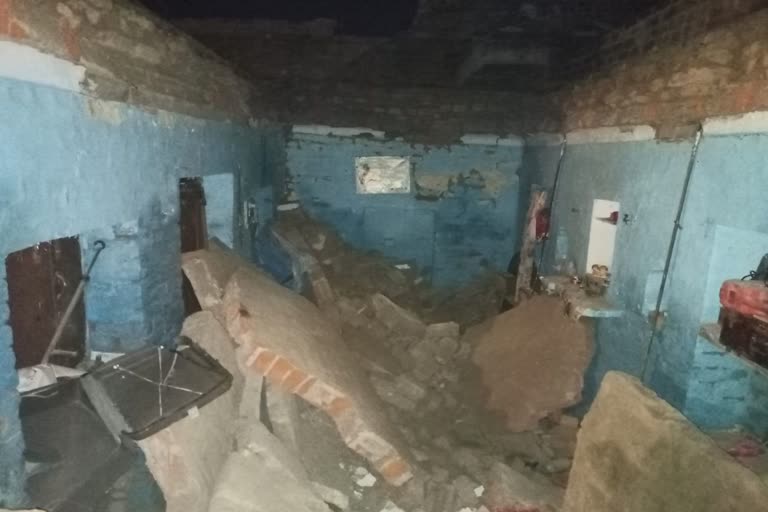 Etah roof collapse