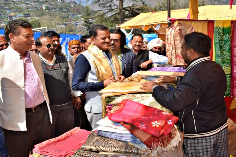 कुल्लू में गांधी शिल्प बाजार का शुभारंभ