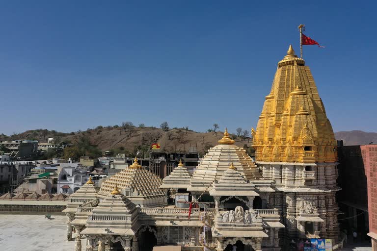 Ambaji Temple: મોહનથાળનો પ્રસાદ શરૂ કરવા VHPએ અંબાજીમાં કર્યા ધરણા, કહ્યું વર્ષોની પરંપરા બંધ ન કરી શકાય