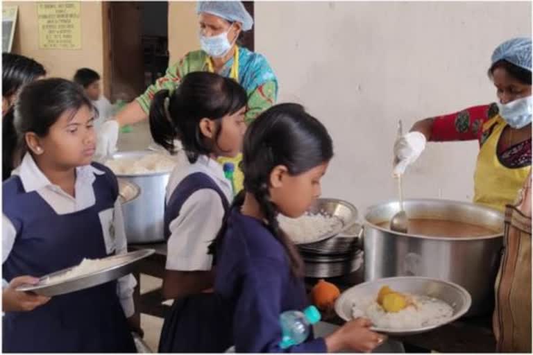 Government plans to settle Honorarium  Honorarium of School Kitchen staffs  School Kitchen staffs  Kerala Government  അടുക്കളയിലെ ആശ്വാസം  ഉച്ചഭക്ഷണ തൊഴിലാളി  കുടിശിക തീർക്കാനൊരുങ്ങി സംസ്ഥാന സർക്കാർ  സംസ്ഥാന സർക്കാർ  തൊഴിലാളികളുടെ മുടങ്ങിക്കിടന്ന ഓണറേറിയം  ഓണറേറിയം  വിദ്യാഭ്യാസ മന്ത്രി  മന്ത്രി  ശിവൻകുട്ടി  തൊഴിലാളി  സ്‌കൂൾ