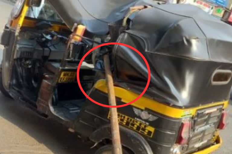 iron rod collapses on rickshaw