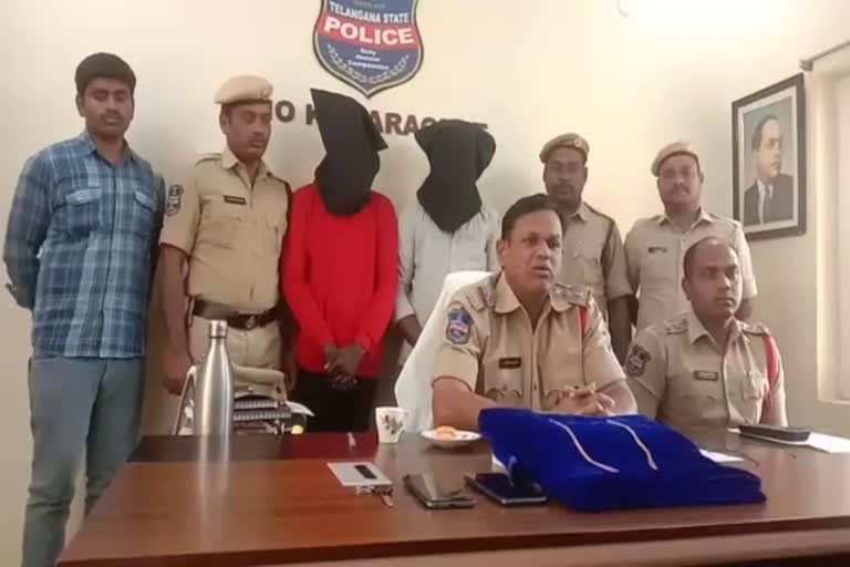 Police caught chain snatchers in Karimnagar