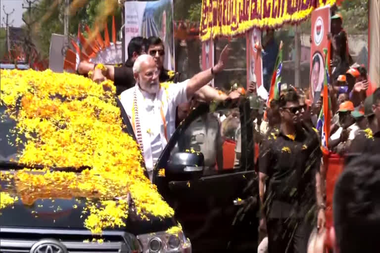 Narendra Modi holds mega roadshow in Mandya  PM Narendra Modi  PM Narendra Modi holds mega roadshow  Modi holds mega roadshow in Mandya  മാണ്ഡ്യയെ ആവേശത്തിലാക്കി പ്രധാനമന്ത്രിയുടെ റോഡ് ഷോ  റോഡ് ഷോ  പ്രധാനമന്ത്രിയുടെ റോഡ് ഷോ  ബെംഗളൂരു മൈസൂര്‍ എക്‌സ്‌പ്രസ് വേ  എക്‌സ്‌പ്രസ് വേയുടെ ഉദ്ഘാടനം  പ്രധാനമന്ത്രി നരേന്ദ്ര മോദി  മൈസൂര്‍ കുശാൽനഗർ ഹൈവേ  കുശാൽനഗർ ഹൈവേ  ഐഐടി ധാർവാഡ്  ജയദേവ ഹോസ്‌പിറ്റൽ ആന്‍റ് റിസർച്ച് സെന്‍റര്‍