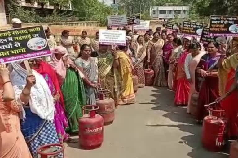 Mahila Congress protested