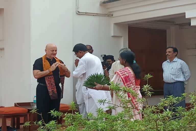 Anupam Kher avoids Question on Amartya Sen during his Visit at Visva Bharati University