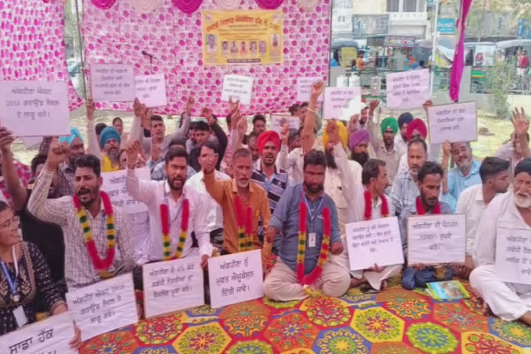 Handicapped in Bathinda protested against the Punjab government in front of the DC office