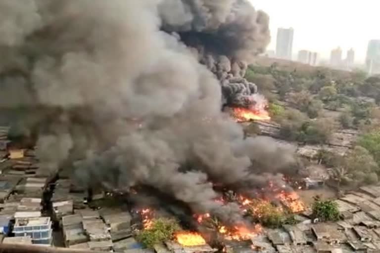 Massive fire broke out in a colony in Mumbai  മുംബൈ വന്‍ തീപിടിത്തം  1000 കുടിലുകള്‍ കത്തി നശിച്ചു  പൊള്ളലേറ്റ് കുട്ടി മരിച്ചു  മുംബൈ  മുംബൈ കോളനിയില്‍ തീപിടിത്തം  ഗ്യാസ് സിലിണ്ടര്‍  മലാഡ് മേഖല  മുംബൈ വാര്‍ത്തകള്‍  മുംബൈ പുതിയ വാര്‍ത്തകള്‍  news updates  latest news in maharashtra