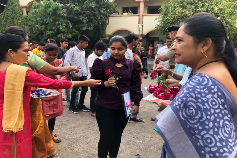 Board Exam in Navsari : બોર્ડની પરીક્ષા આપનાર વિદ્યાર્થીઓને પુષ્પગુચ્છ આપીને આવકાર્યા