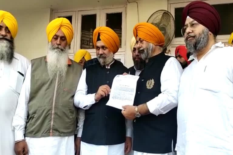 DSGMC Member At Amritsar give invitation letter to the Jathedar of Sri Akal Takht Sahib