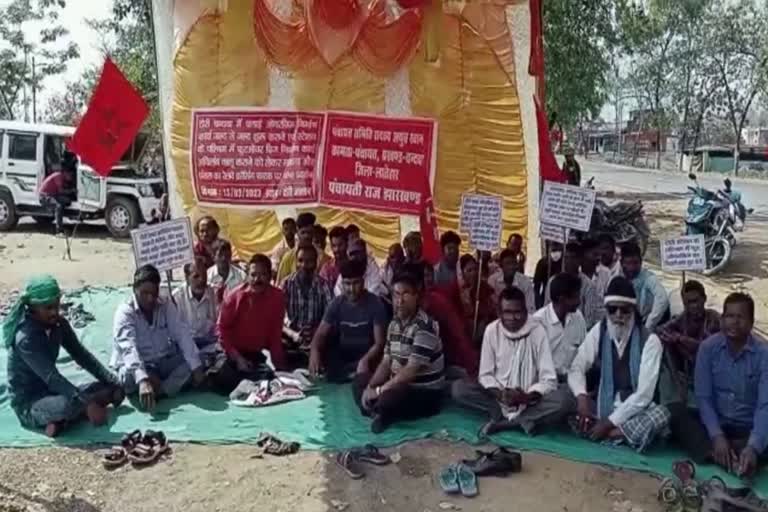 Latehar Villagers Indefinite strike on demand for over bridge on railway crossing of Chandwa block