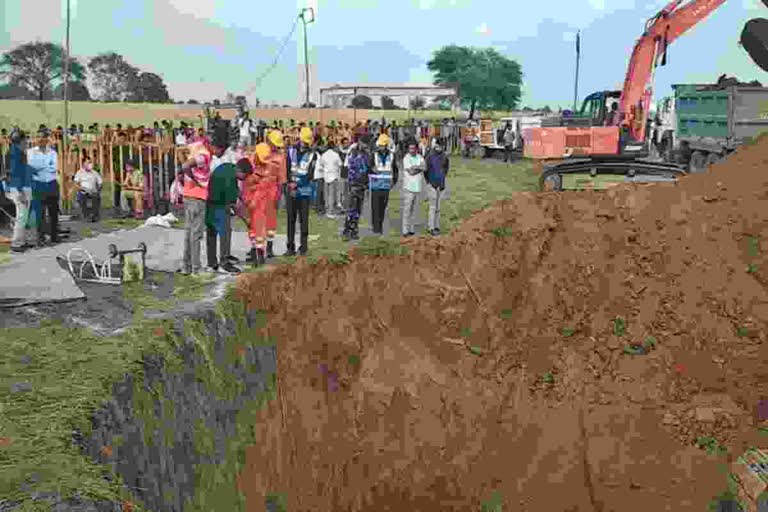 seven year old boy falls into borewell  Madhya pradeshs Vidisha  മധ്യപ്രദേശിലെ വിദിഷ  മധ്യപ്രദേശില്‍ കുഴല്‍ക്കിണറില്‍  മധ്യപ്രദേശില്‍ കുഴല്‍ക്കിണറില്‍ കുട്ടി വീണു