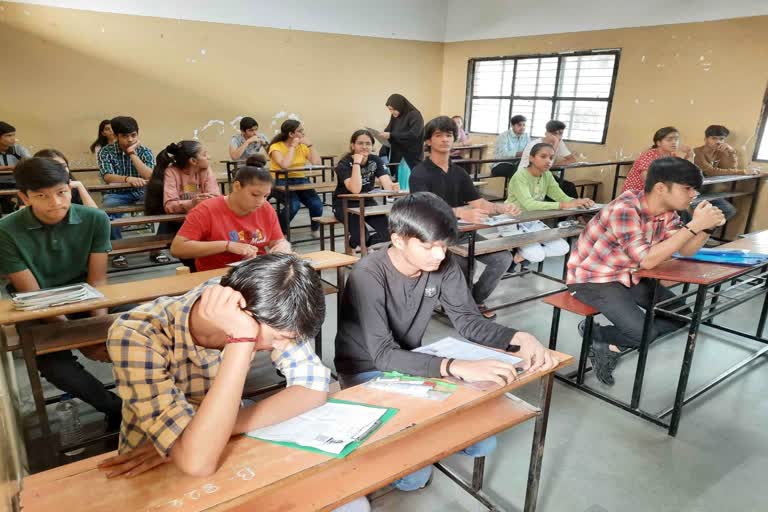 Board Exam: સુરતમાં પરીક્ષા કેન્દ્રો સુધી પહોંચવા બસથી લઈ વિજળી સુધીની વ્યવસ્થા, કલેક્ટરે કર્યું વિદ્યાર્થીઓનું સ્વાગત