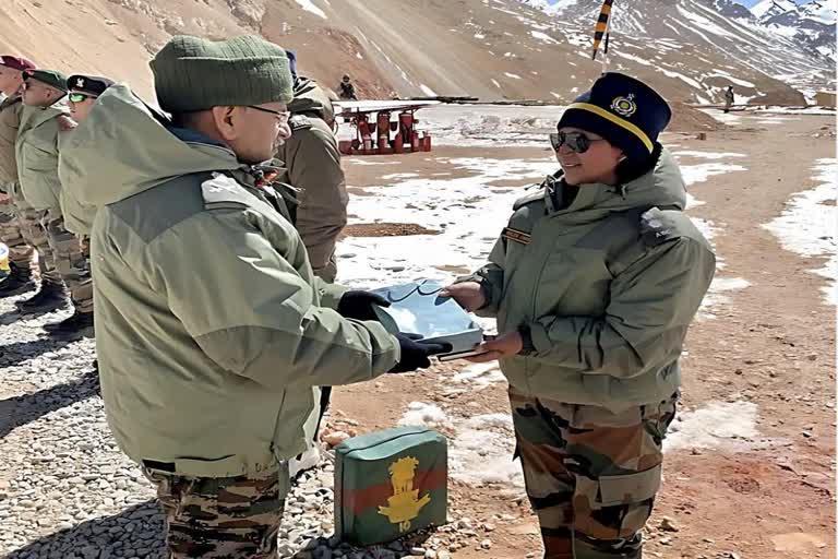 Lt Gen Upendra Dwivedi Visits Ladakh: લદ્દાખમાં નિયુક્ત પ્રથમ મહિલા અધિકારીને મળો. જનરલ દ્વિવેદી