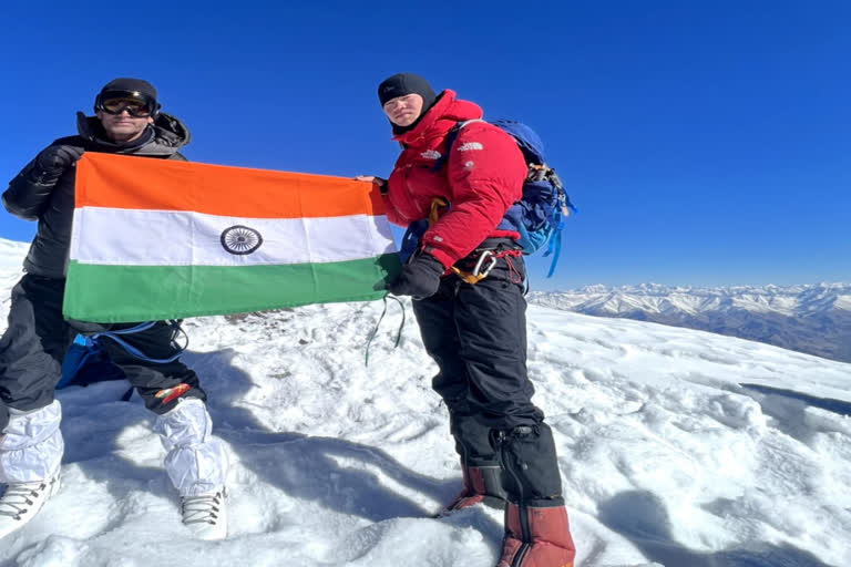 Indian Army Soldier hoisted the tricolor on 6153 meters high "Stok Kangadi"