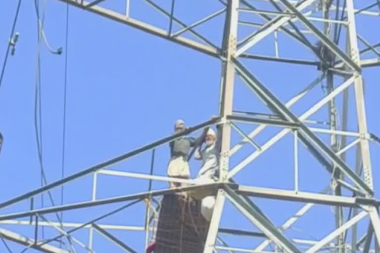 People of Osti Sangharsh Committee climbed the electricity tower in Pathankot