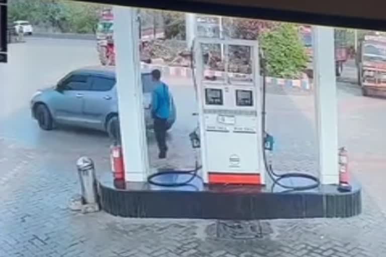 Jasdan Petrol Pump : ડીઝલ નખાવી રૂપિયા લીધા વગર કારચાલકે ચાલતી પકડી, જૂઓ વિડીયો