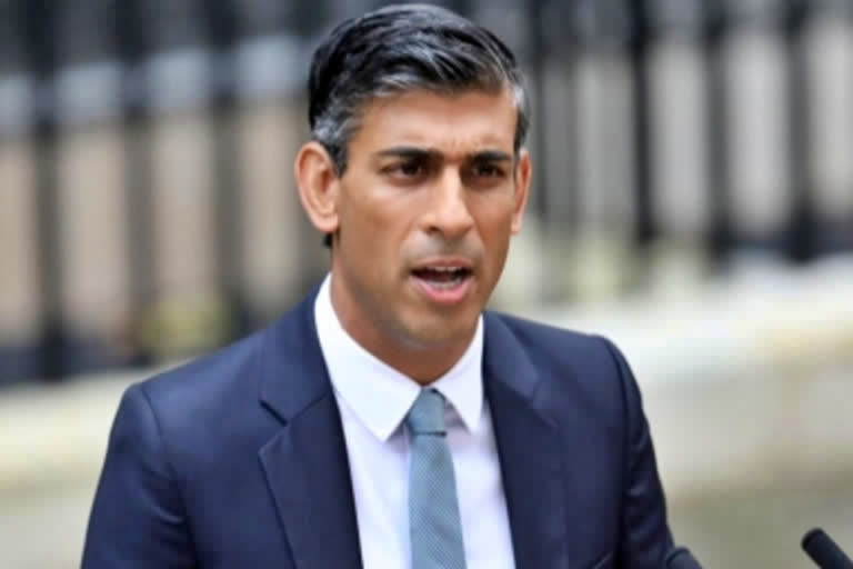 Trouble mounts for UK PM Rishi Sunak  Sunak after his dog seen roaming freely  UK PM Rishi Sunak again trouble  ಉದ್ಯನಾವನದ ನಿಯಮ ಉಲ್ಲಂಘನೆ  ವಿವಾದದಲ್ಲಿ ಸಿಲುಕಿದ ಬ್ರಿಟನ್​ ಪ್ರಧಾನಿ ಸುನಕ್  ಬ್ರಿಟನ್​ ಪ್ರಧಾನಿ ರಿಷಿ ಸುನಕ್​ ಮತ್ತೆ ಸಂಕಷ್ಟ  ಉದ್ಯಾನವನದ ನಿಯಮ ಉಲ್ಲಂಘಿಸಿದ್ಧಾರೆ ಎಂಬ ಆರೋಪ  ಪ್ರಧಾನಿ ರಿಷಿ ಸುನಕ್ ಮತ್ತೊಂದು ವಿವಾದ  ಮುದ್ದಿನ ನಾಯಿಯಿಂದಾಗಿ ಮತ್ತೊಮ್ಮೆ ಸಂಕಷ್ಟ  ವಿಡಿಯೋವೊಂದು ಸಾಮಾಜಿಕ ಜಾಲತಾಣದಲ್ಲಿ ಸಖತ್​ ವೈರಲ್​ ಡೌನಿಂಗ್ ಸ್ಟ್ರೀಟ್‌ನಲ್ಲಿ ನಡೆದ ಪಾರ್ಟಿ  ಲಂಡನ್‌ನ ಹೈಡ್ ಪಾರ್ಕ್‌ಗೆ ರಜೆಯ ಮೇಲೆ ಹೋದಾಗ ಸುನಕ್